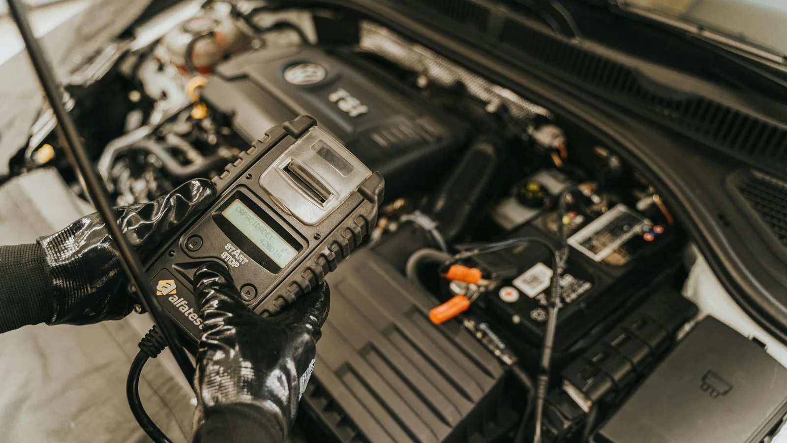 OBD2 dijagnostički uređaj prikazuje DSG grešku P0841 na vozilu