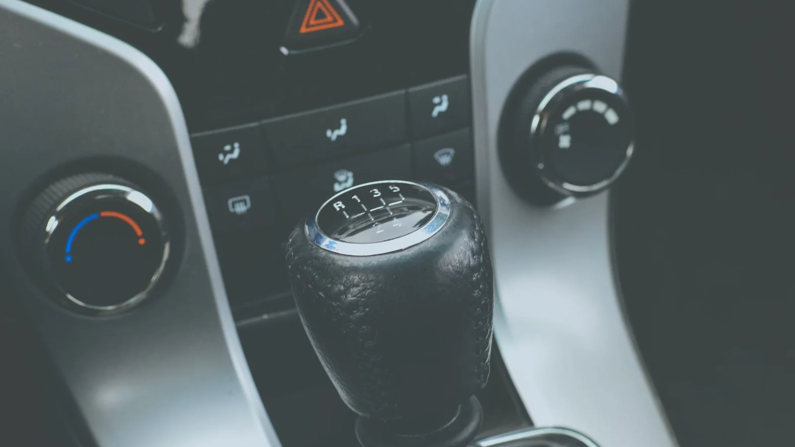 Automobil s DSG mjenjačem stoji na uzbrdici – slabost pri kretanju na uzbrdo