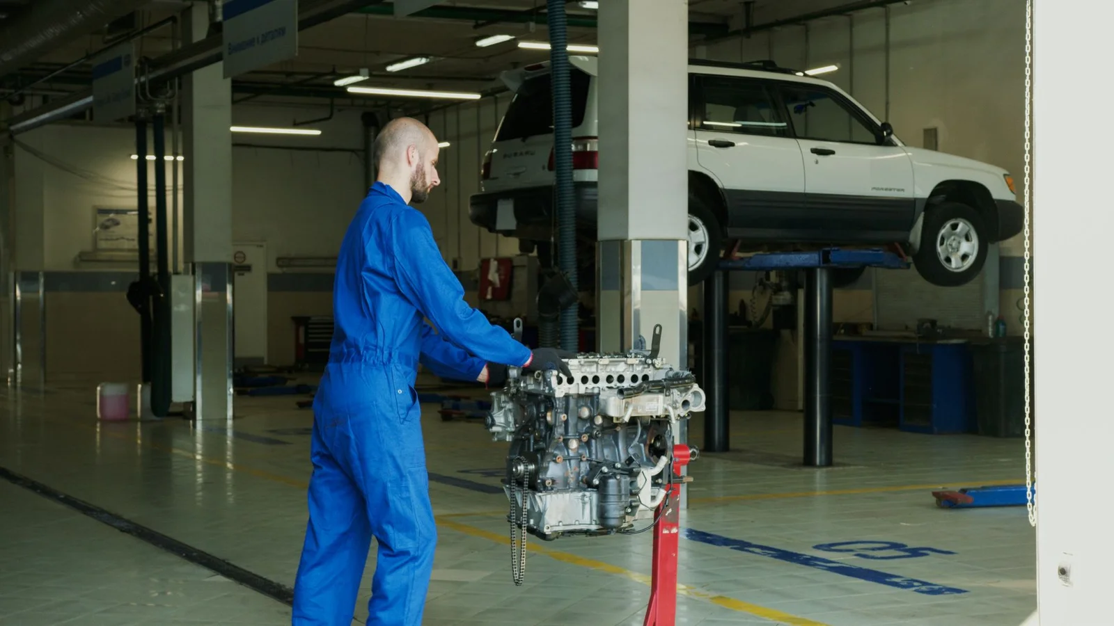 Launch Control DSG mjenjač: Vozilo pri punom gasu s dimom na asfaltu